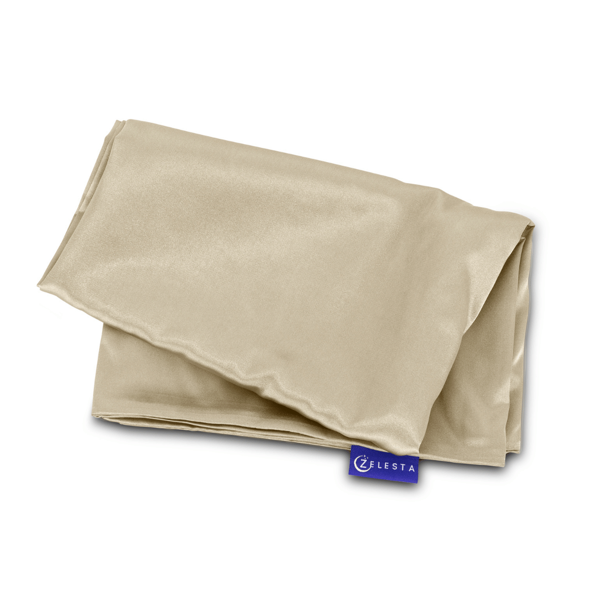 Een gevouwen champagnekleurig Mulberry zijden kussensloop uit de Zelesta Sleeping Beauty Set - Champagne Dreams, met een klein blauw ZLESTA label, rust op een witte achtergrond - perfect voor vlekkeloze krullen.