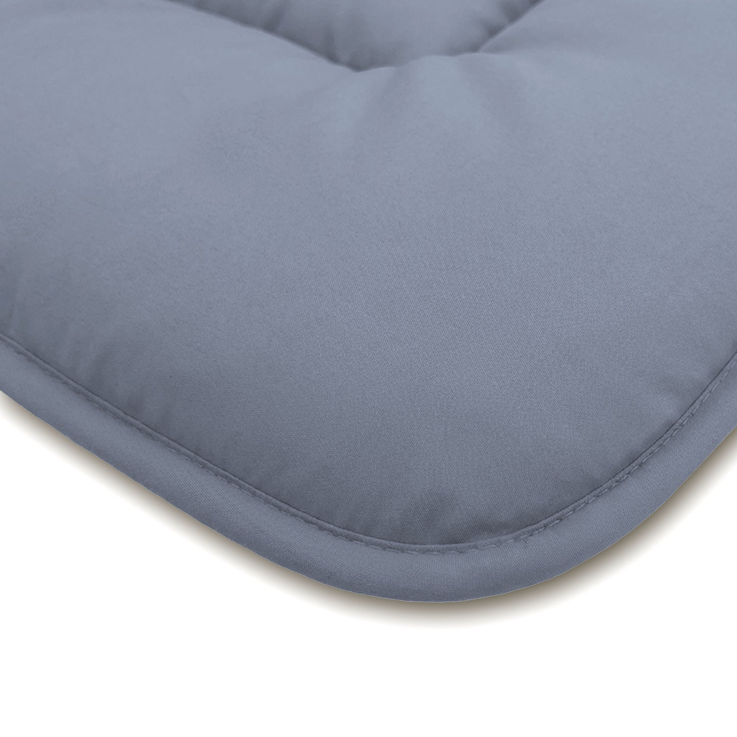 Close-up van een grijs, rechthoekig kussen met afgeronde hoeken en zichtbare stiksels, dat doet denken aan het Zelesta Comfort Duo Dekbed in ijsblauw & zachtblauw.