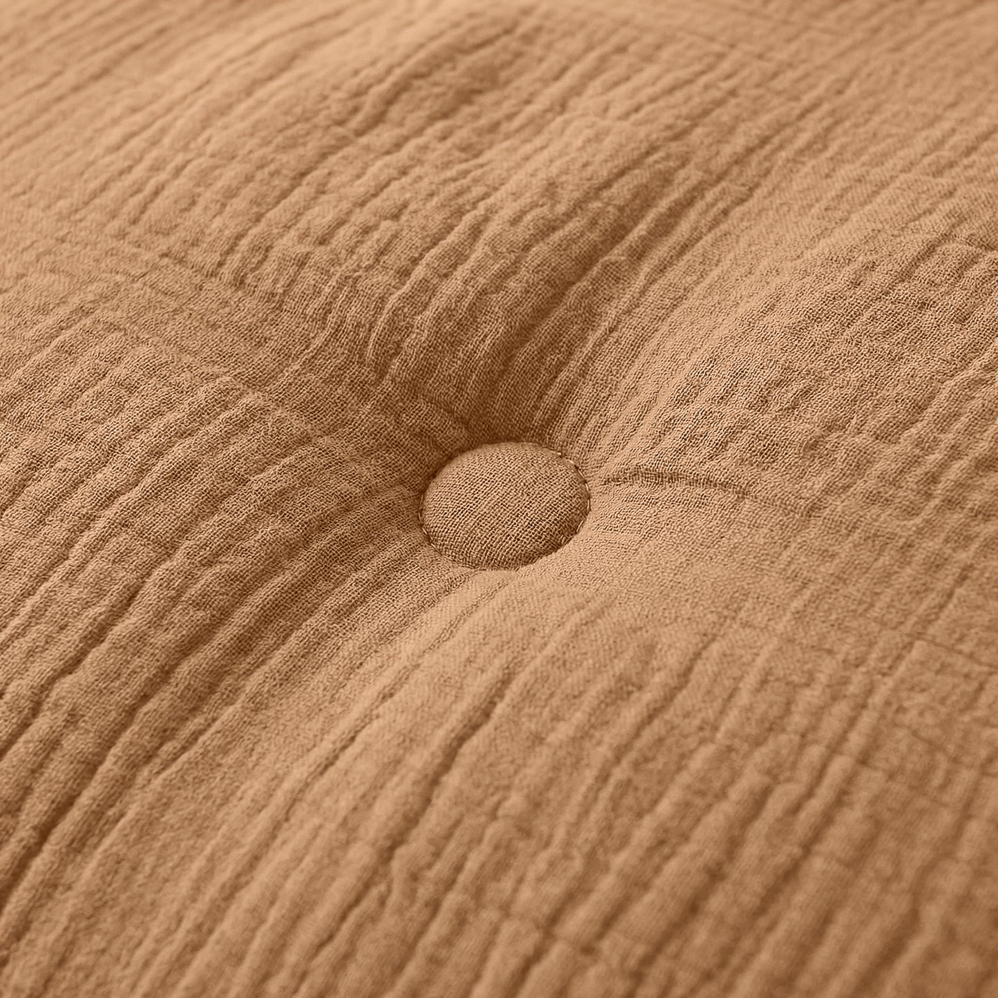 Close-up van een Zelesta Japandibed Katoen Mousseline kussen in terra, met bruine structuurstof en een enkele knoopsluiting in het midden.