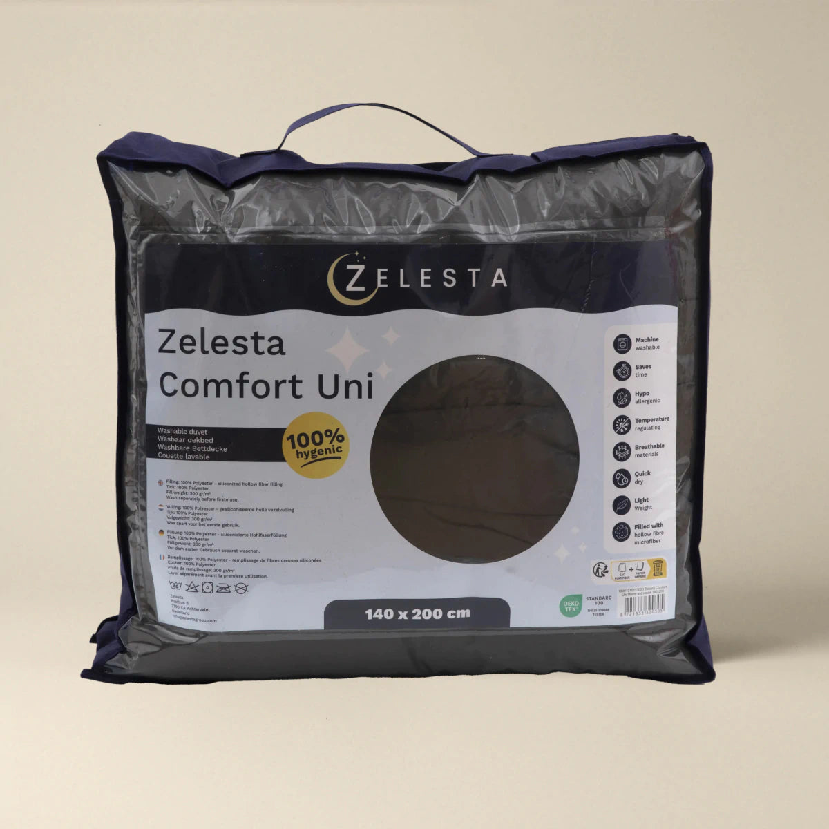 Een verpakt Zelesta Comfort Uni Dekbed - Antraciet, 140 x 200 cm, wordt getoond in een doorzichtige plastic zak met zichtbaar label en kenmerken - een ideale keuze onder de klassieke dekbedden voor comfort het hele jaar door.
