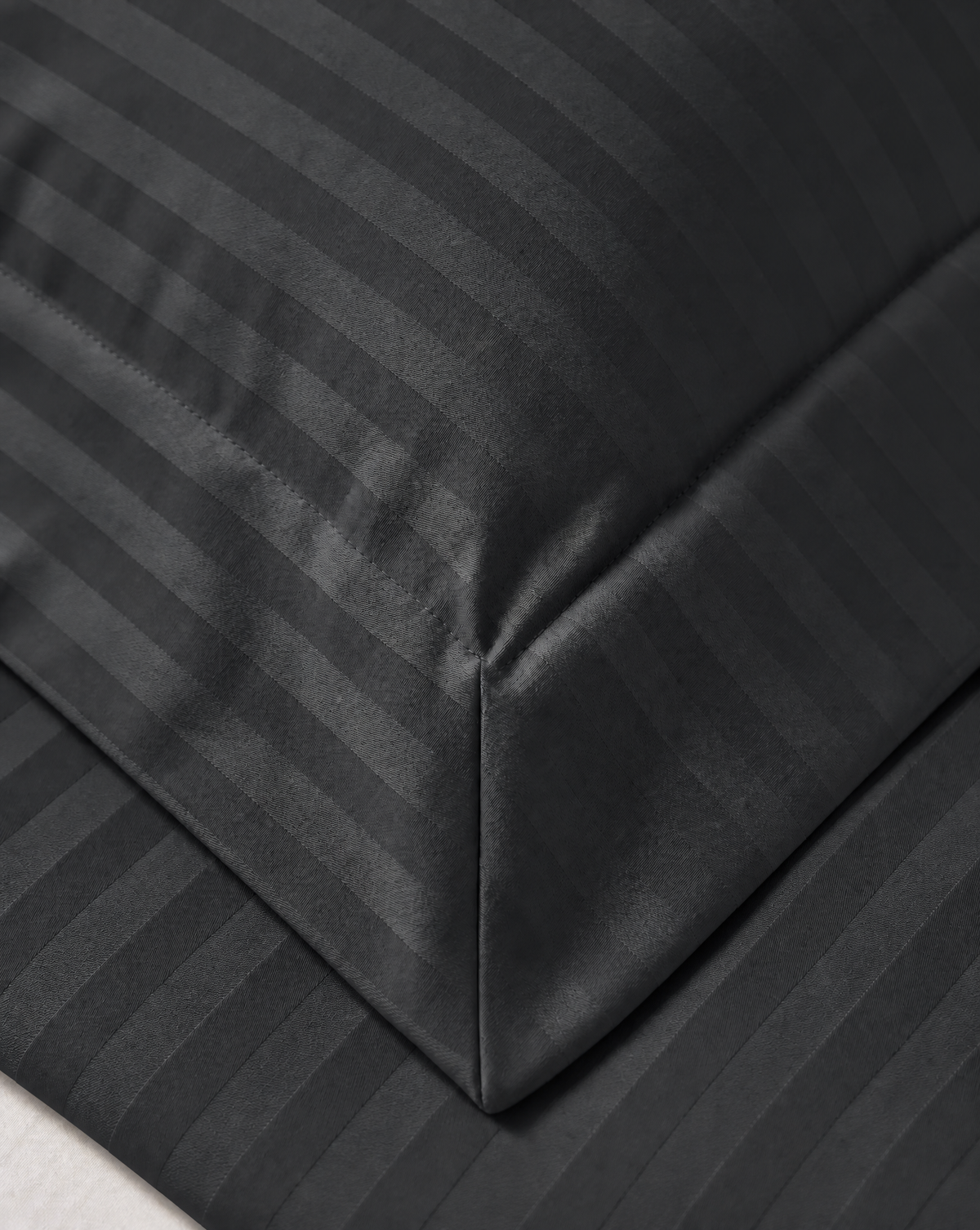 Zelesta Deluxe Hotel Stripe Seamless Satin Cotton Duvet - Anthracite