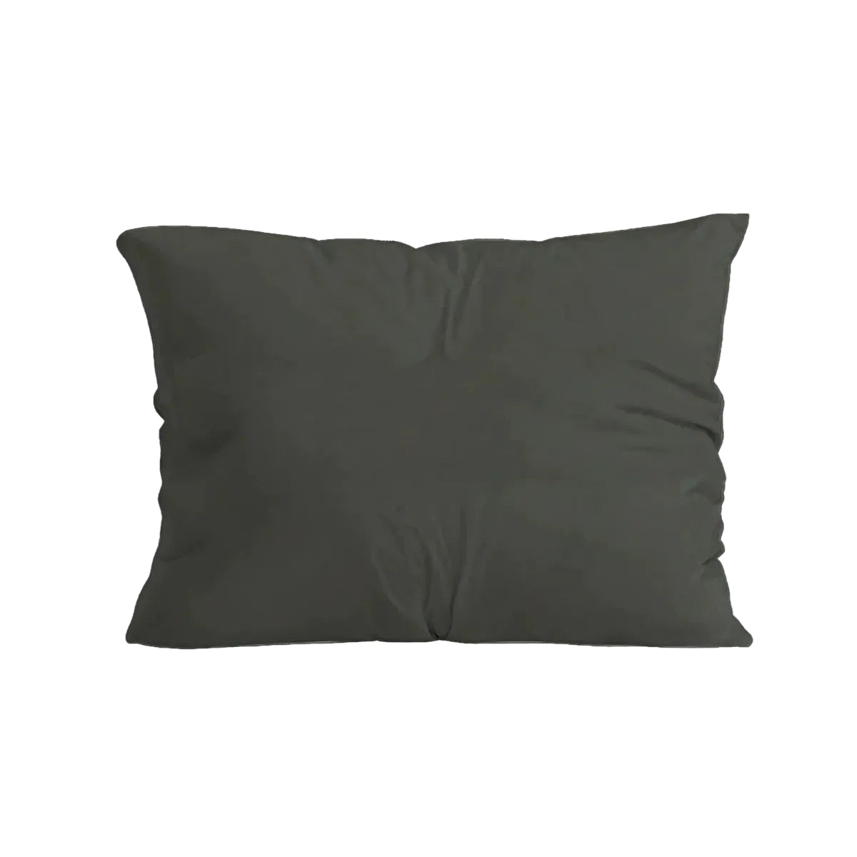 Een Zelesta Pure Uni kussenslopen Katoen set van 2 in olijfzwart wordt getoond met een effen, licht gerimpeld oppervlak tegen een witte achtergrond.