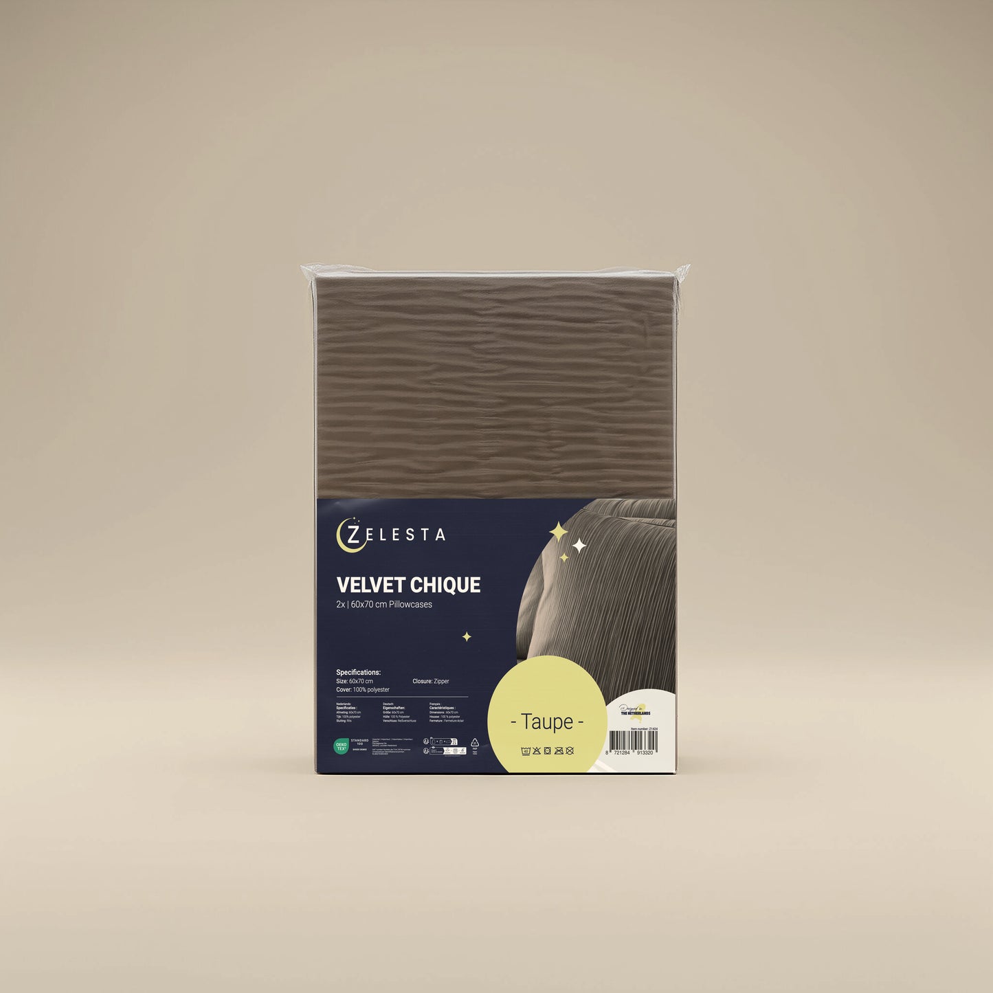 Een set van twee taupekleurige Zelesta Velvetbed Chique Kussenslopen wordt getoond tegen een effen beige achtergrond.