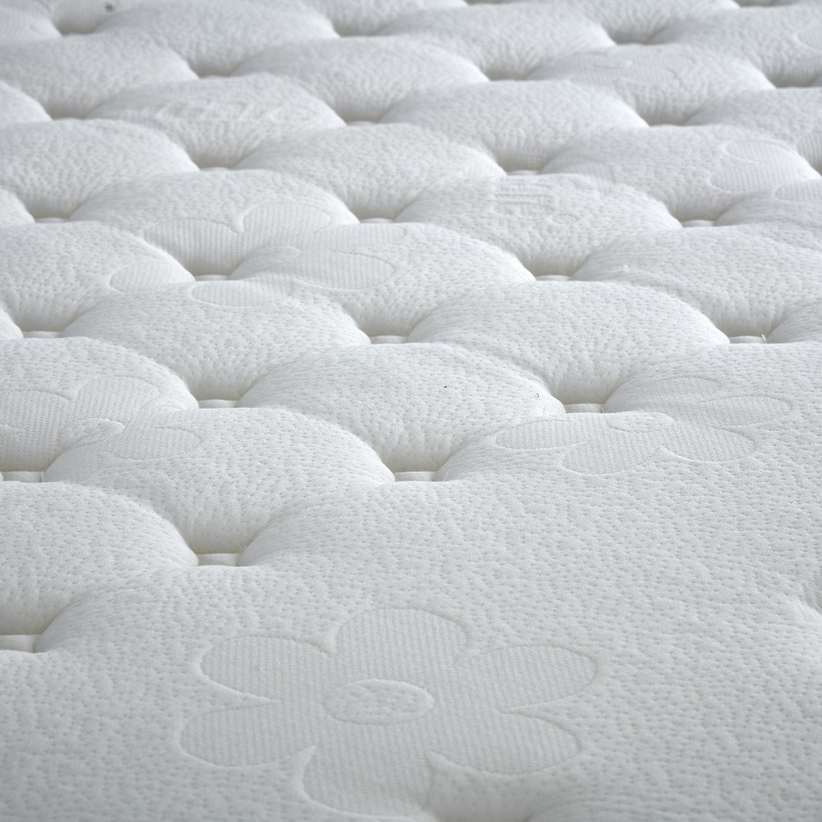 Close-up van het Zelesta SkyBed Odin - Beige matras oppervlak met een doorgestikt patroon met grote bloemmotieven, gemaakt voor optimaal slaapcomfort.
