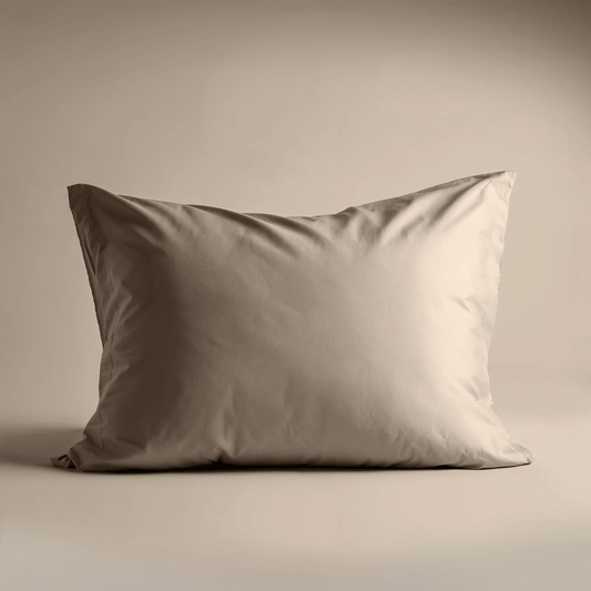 Een prachtige bruine Zelesta Satijnbed Kussensloop Set van 2, gemaakt van zijde Katoen Satijn, rust op een neutrale achtergrond - perfect voor wie luxe kussenslopen wenst.