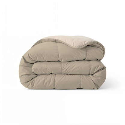 Het Zelesta Comfort Duo Dekbed in taupe & champagne is een dekbed voor alle seizoenen, netjes gevouwen op een witte ondergrond.