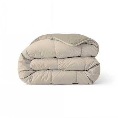 Het Zelesta Comfort Duo Dekbed in taupe en champagne is netjes opgevouwen en uitgestald tegen een effen witte achtergrond.