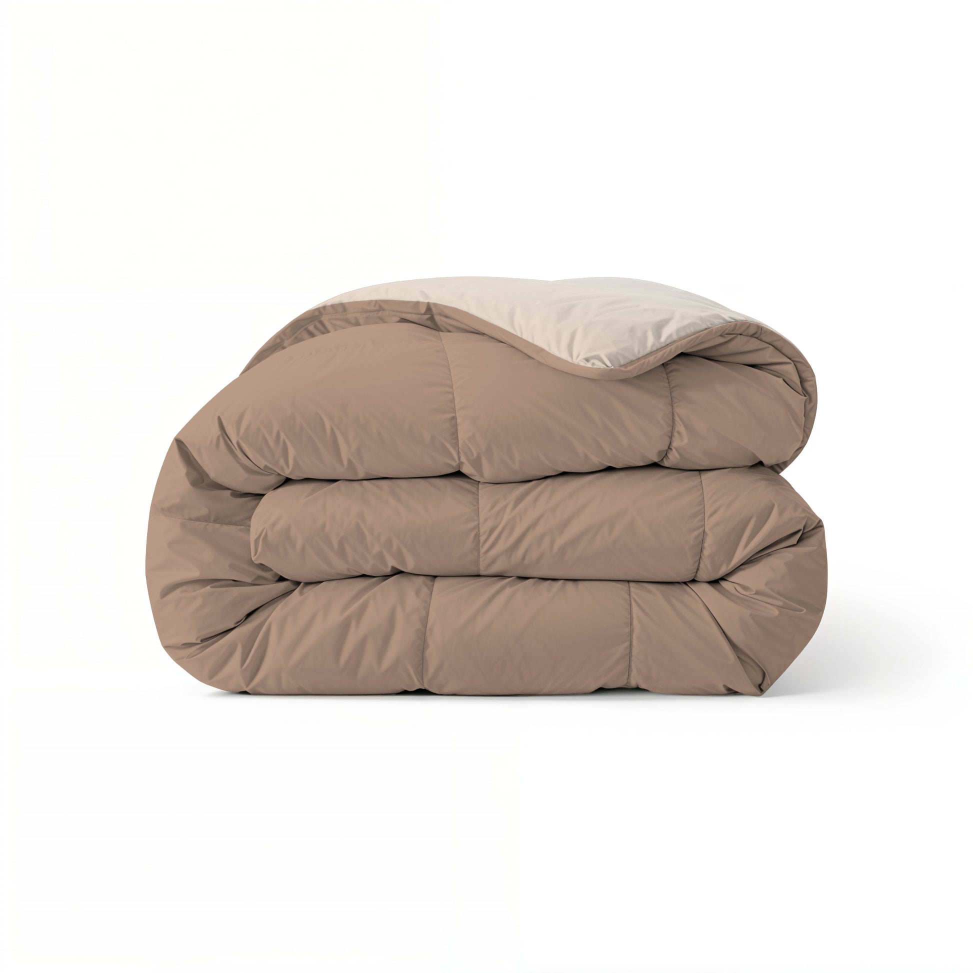 Het Zelesta Comfort Duo Dekbed - Terra & Zand, een beige en lichtbruin all-season dekbed, is netjes gevouwen op een effen witte achtergrond - ideaal voor liefhebbers van klassieke dekbedden.