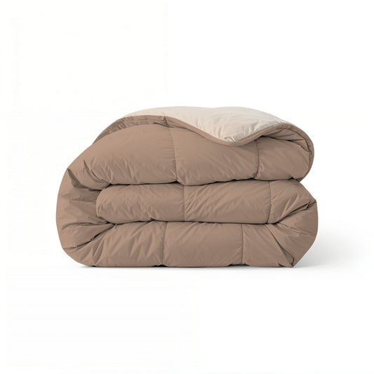 Het Zelesta Comfort Duo Dekbed - Terra & Zand, een beige en lichtbruin all-season dekbed, is netjes gevouwen op een effen witte achtergrond - ideaal voor liefhebbers van klassieke dekbedden.