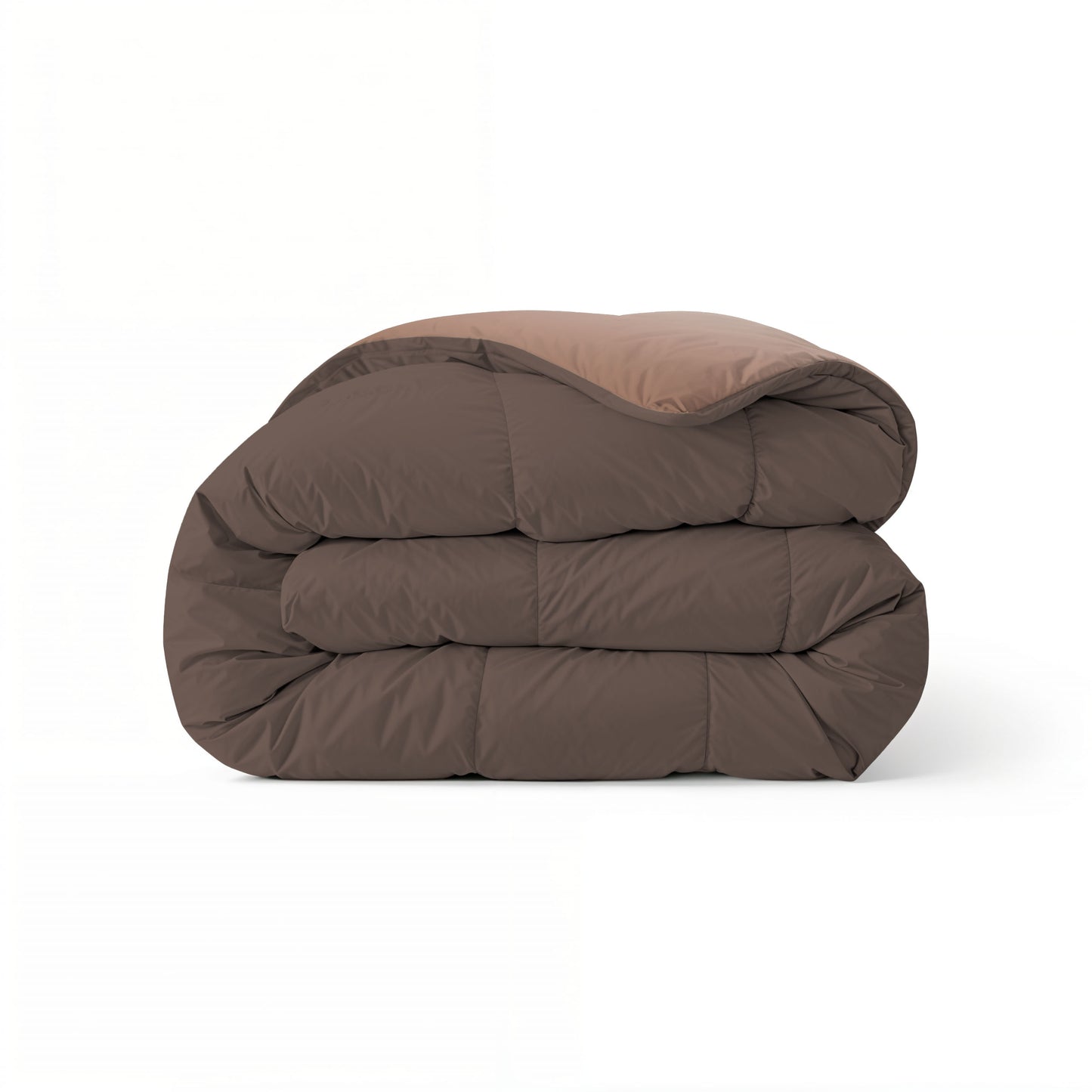 Het Zelesta Comfort Duo Dekbed in chocolade bruin & mokka is netjes gevouwen tegen een effen witte achtergrond en biedt het hele seizoen comfort voor je slaapkamer.