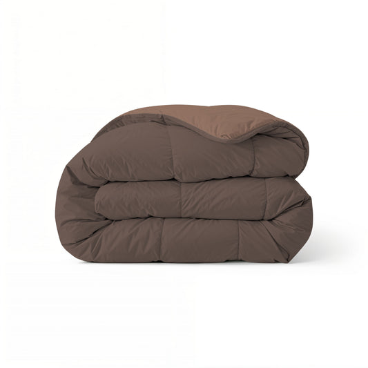 Het Zelesta Comfort Duo Dekbed in chocolade bruin & mokka is gevouwen en afgebeeld tegen een effen witte achtergrond.