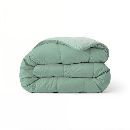 Het Zelesta Comfort Duo Dekbed in mintgroen en lichtgroen is netjes gevouwen op een witte achtergrond.