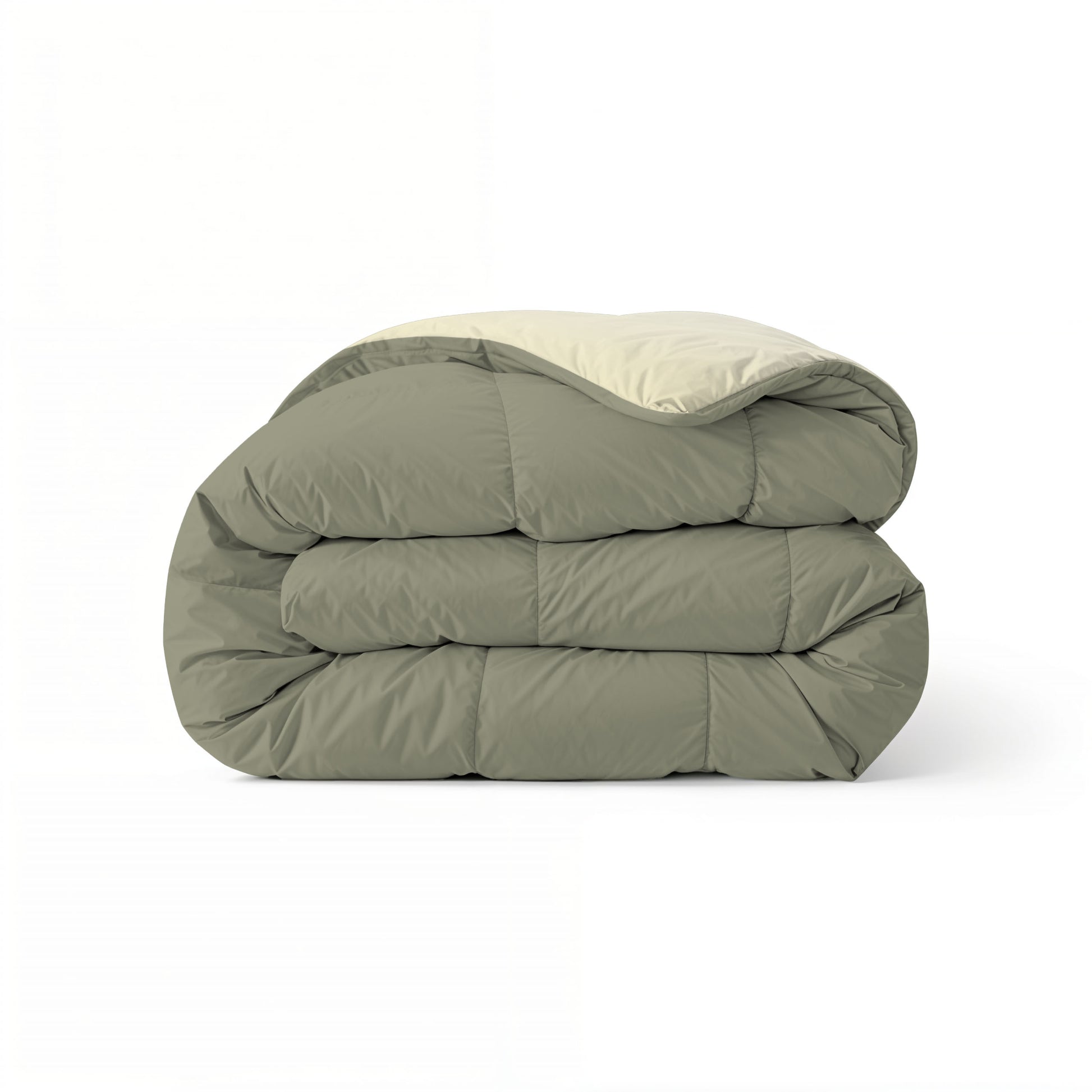 Het Zelesta Comfort Duo Dekbed, met een olijfgroene buitenkant en crèmekleurige binnenkant in een klassiek all-season design, is netjes opgevouwen en staat tegen een effen witte achtergrond.