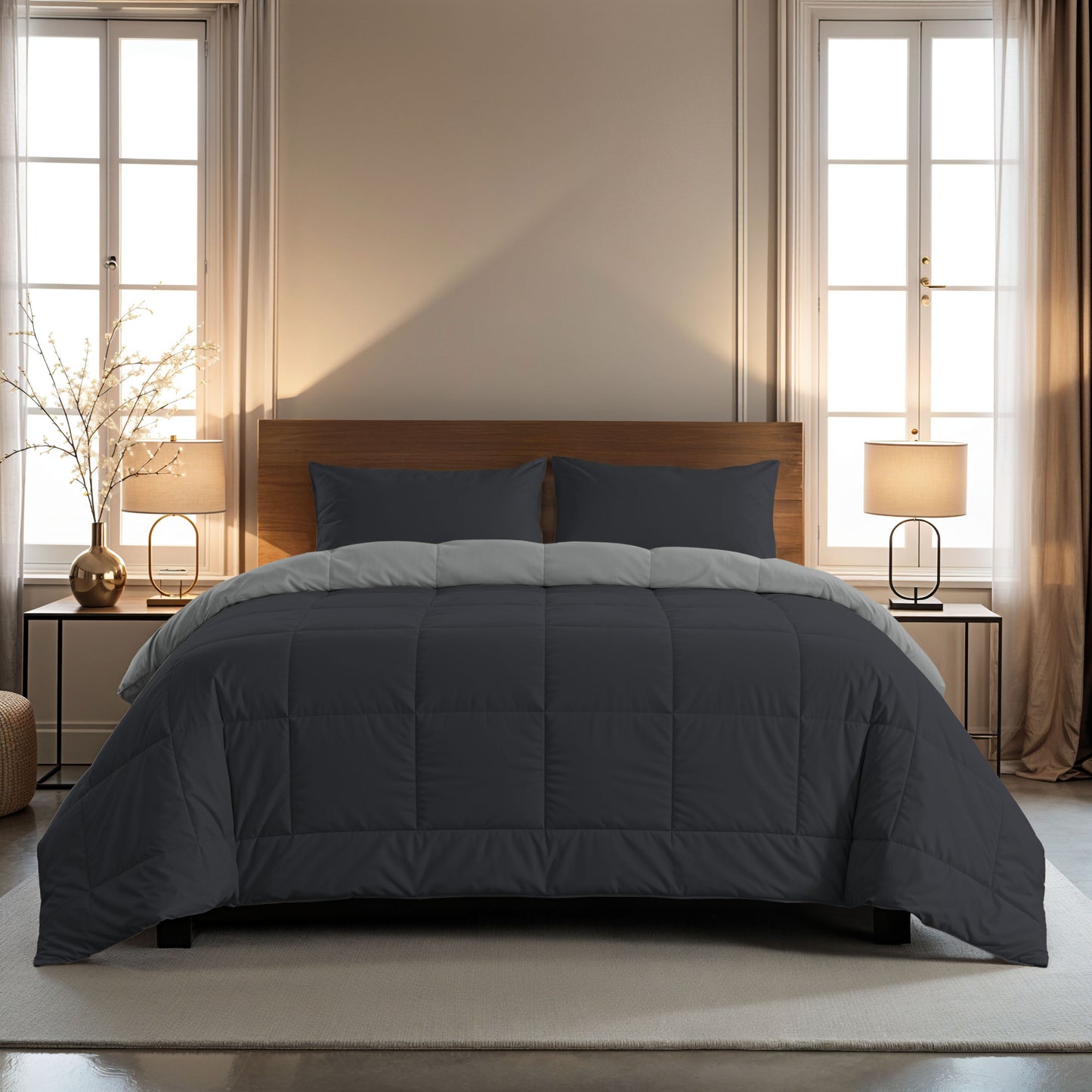 Een bed met sprei, twee lampen en Zelesta Comfort Duo Kussensloop - zacht zwart, microvezel en wasmachine geschikt, voor extra comfort.