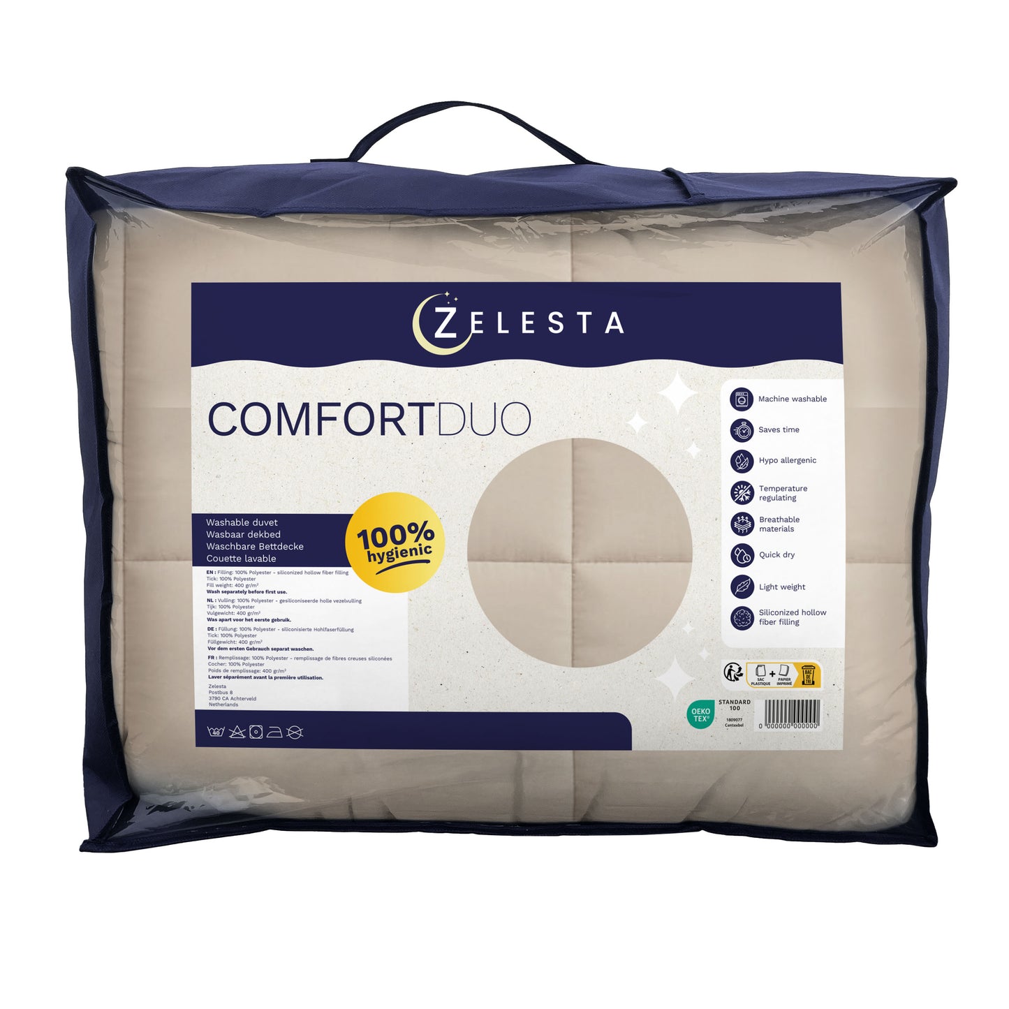 Een verpakt Zelesta Comfort Duo Dekbed - Taupe & Champagne all-season wasbaar dekbed in een navy opbergtas met productdetails en icoontjes op het label aan de voorkant, ideaal voor liefhebbers van klassieke dekbedden.