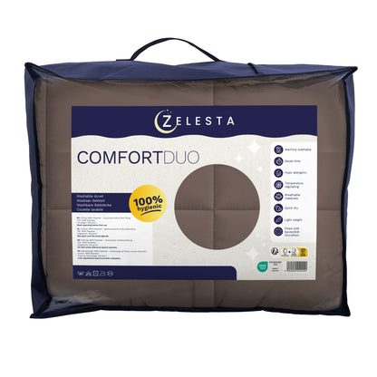 Het Zelesta Comfort Duo Dekbed - Chocolade bruin & Mokka is verpakt in een doorzichtige tas met ritssluiting en productdetails op de voorkant, waardoor het een topper is onder de klassieke dekbedden.