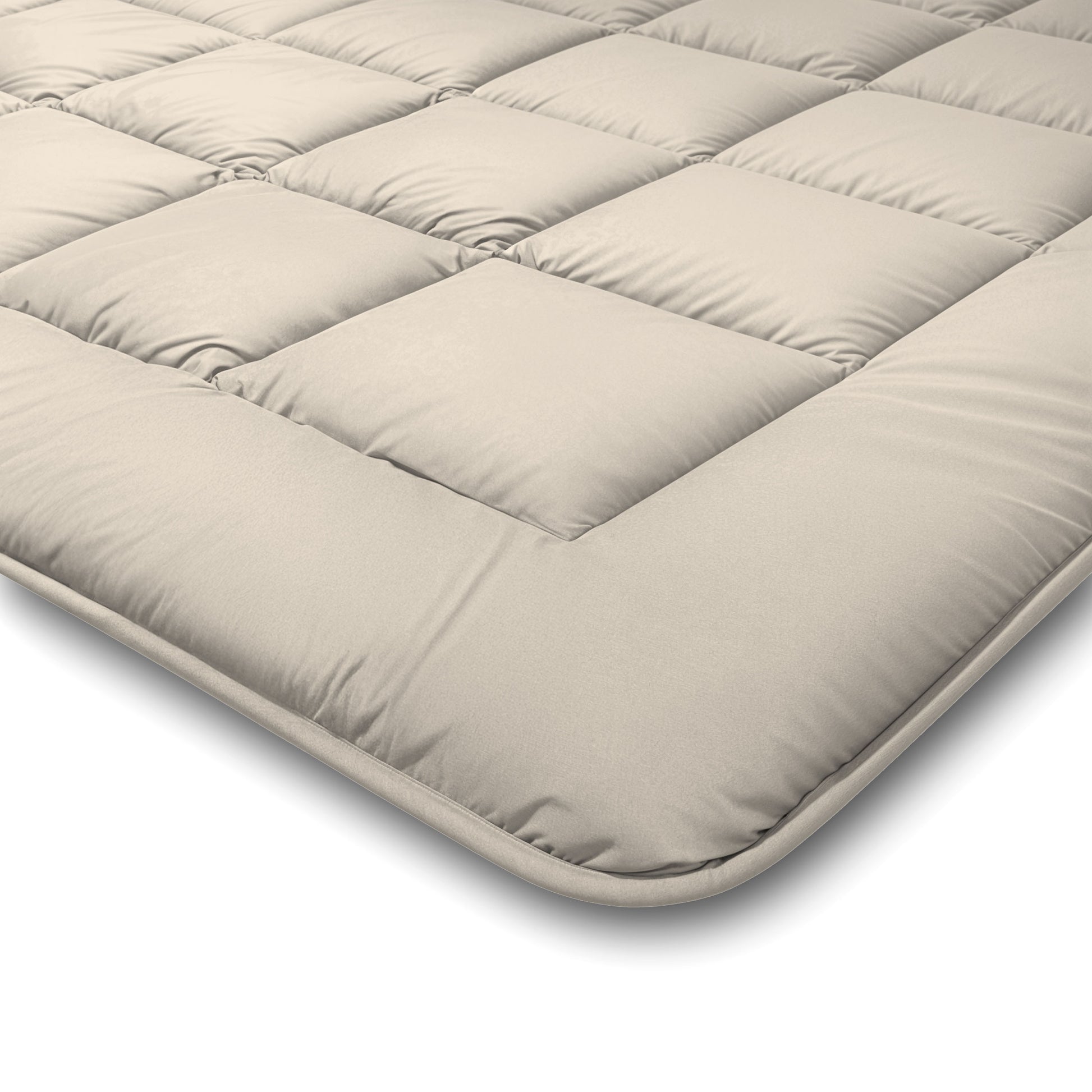 Close-up van het Zelesta Comfort Duo Dekbed in taupe & champagne, met een glad, zacht oppervlak en vierkant gestikt patroon, geïnspireerd op klassieke dekbedden voor comfort het hele seizoen door.