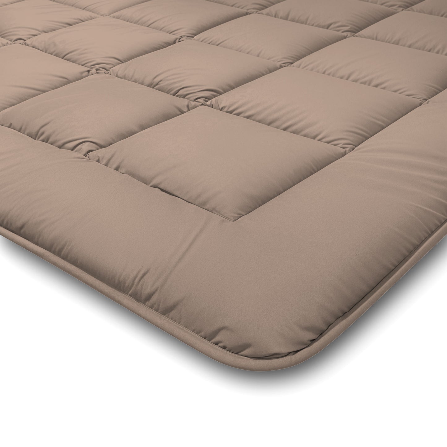 Een close-up van het Zelesta Comfort Duo Dekbed in Terra & Zand, een lichtbruin gewatteerde matrastopper voor alle seizoenen met vierkant gestikte delen en afgeronde hoeken.