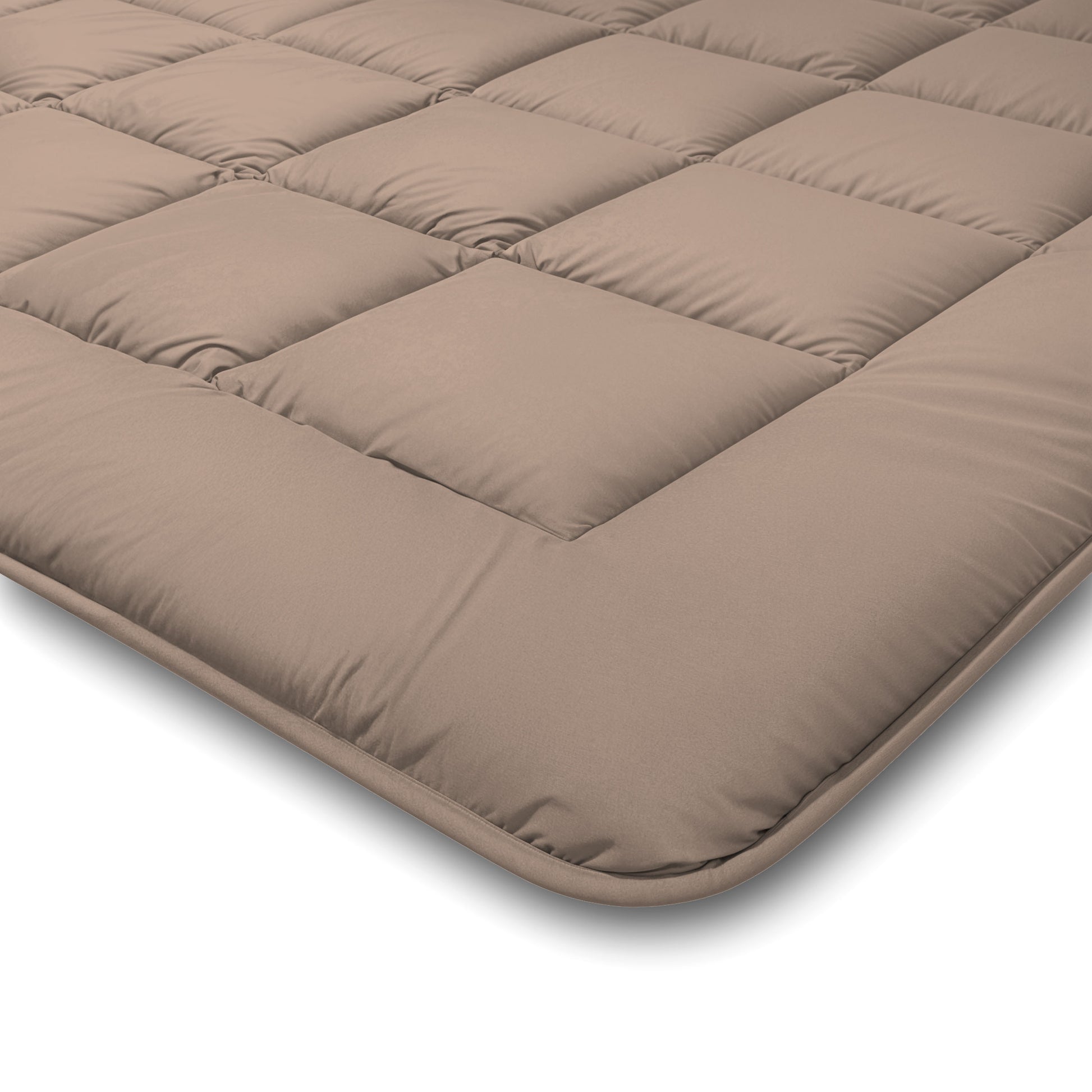 Een close-up van het Zelesta Comfort Duo Dekbed in Terra & Zand, een lichtbruin gewatteerde matrastopper voor alle seizoenen met vierkant gestikte delen en afgeronde hoeken.