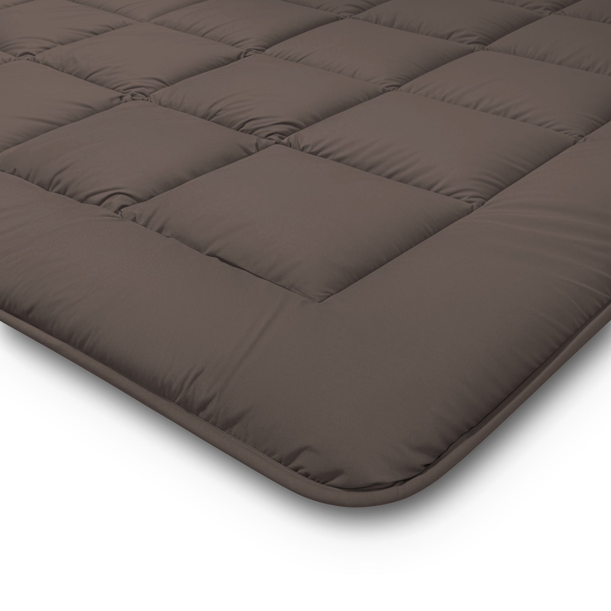 Een close-up van het Zelesta Comfort Duo Dekbed in chocolade bruin & mokka, met gewatteerde vierkante stiksels voor comfort het hele seizoen door, wat doet denken aan klassieke dekbedden.