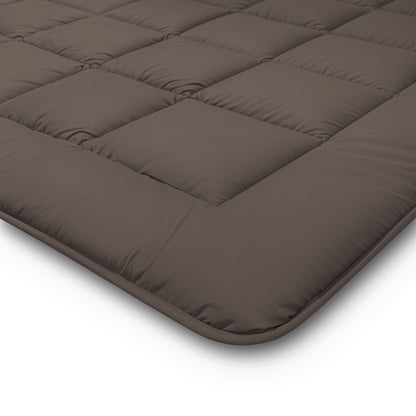 Een close-up van het Zelesta Comfort Duo Dekbed in chocolade bruin & mokka, met gewatteerde vierkante stiksels voor comfort het hele seizoen door, wat doet denken aan klassieke dekbedden.