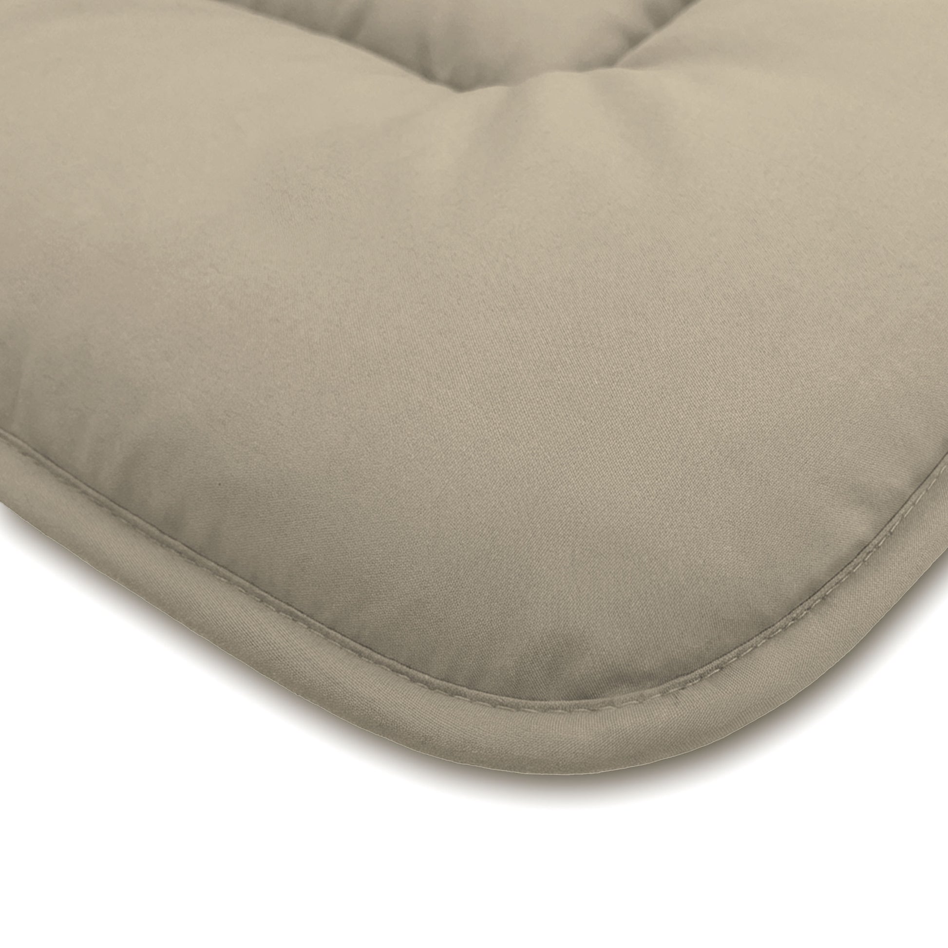 Close-up van het Zelesta Comfort Duo Dekbed in taupe & champagne, een rechthoekig kussen met afgeronde hoeken en zichtbare stiksels, ideaal als seizoensaccent voor elke kamer.