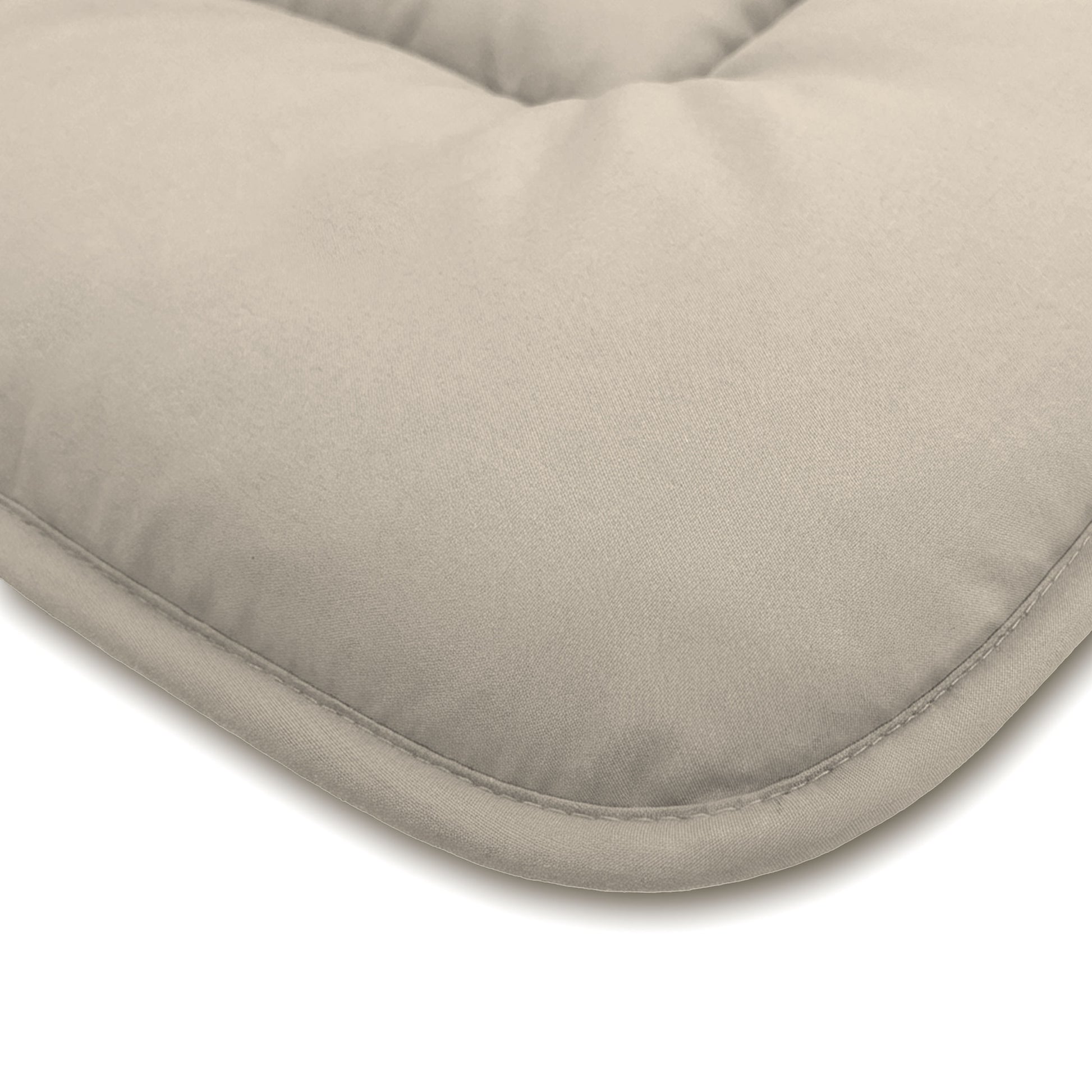 Close-up van een beige, gewatteerd kussen met afgeronde hoeken en gedetailleerde stiksels aan de randen, ideaal om te combineren met het Zelesta Comfort Duo Dekbed - Taupe & Champagne voor comfort het hele jaar door.