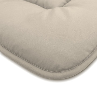 Close-up van een beige, gewatteerd kussen met afgeronde hoeken en gedetailleerde stiksels aan de randen, ideaal om te combineren met het Zelesta Comfort Duo Dekbed - Taupe & Champagne voor comfort het hele jaar door.
