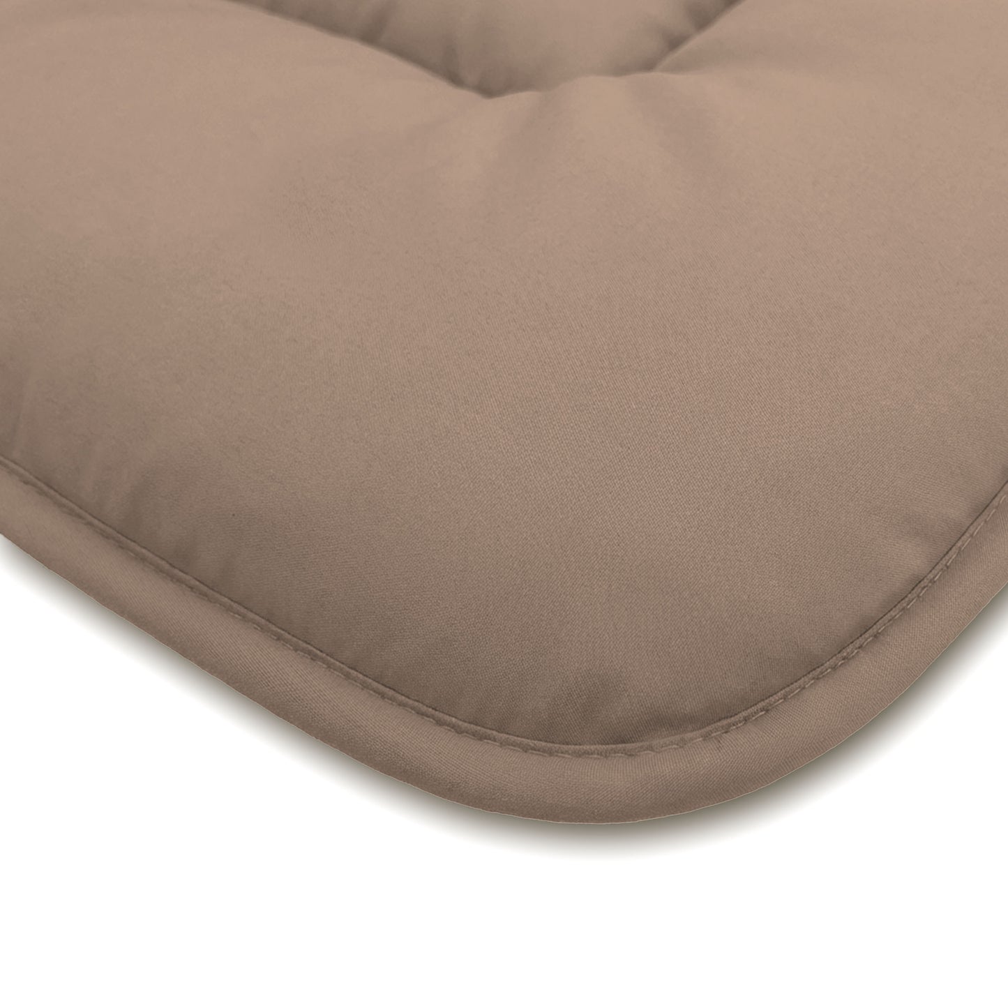 Close-up van een bruin, gewatteerd kussen met afgeronde hoeken op een witte achtergrond - een accessoire voor het hele seizoen dat perfect te combineren is met het Zelesta Comfort Duo Dekbed - Terra & Zand.