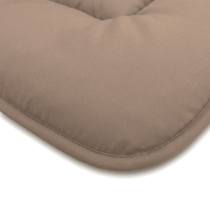 Close-up van een bruin, gewatteerd kussen met afgeronde hoeken op een witte achtergrond - een accessoire voor het hele seizoen dat perfect te combineren is met het Zelesta Comfort Duo Dekbed - Terra & Zand.