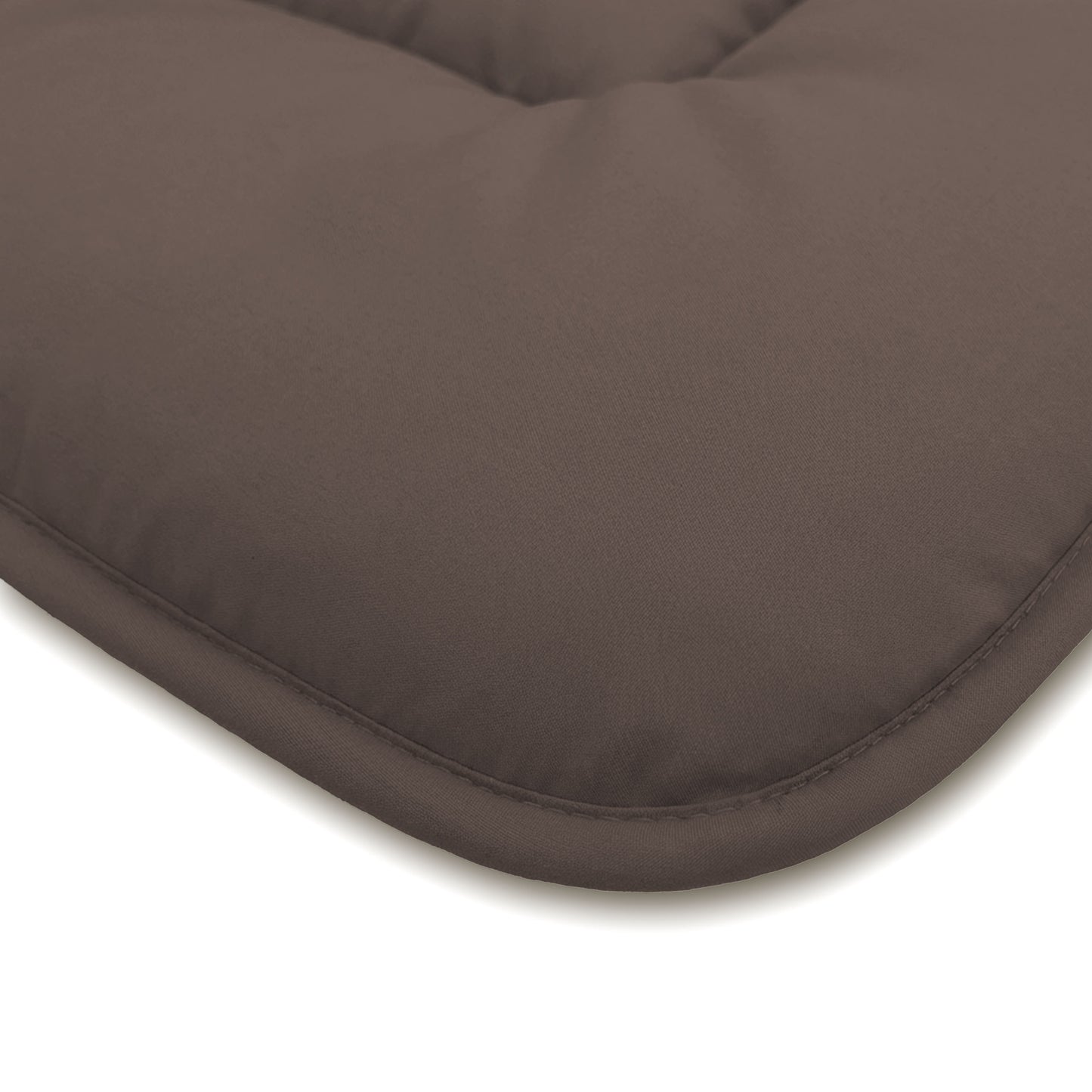 Close-up van het Zelesta Comfort Duo Dekbed in chocolade bruin & mokka, een rechthoekig gestoffeerd kussen met afgeronde hoeken op een witte achtergrond, dat het comfort van klassieke dekbedden oproept.