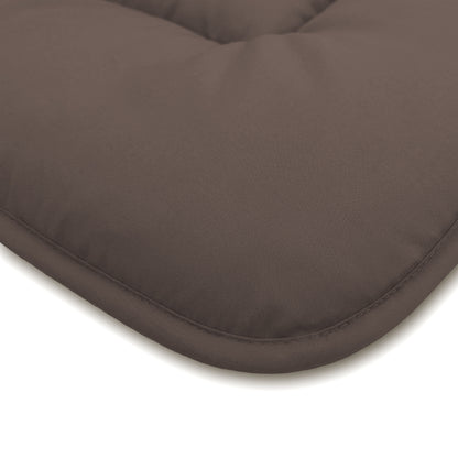 Close-up van het Zelesta Comfort Duo Dekbed in chocolade bruin & mokka, een rechthoekig gestoffeerd kussen met afgeronde hoeken op een witte achtergrond, dat het comfort van klassieke dekbedden oproept.