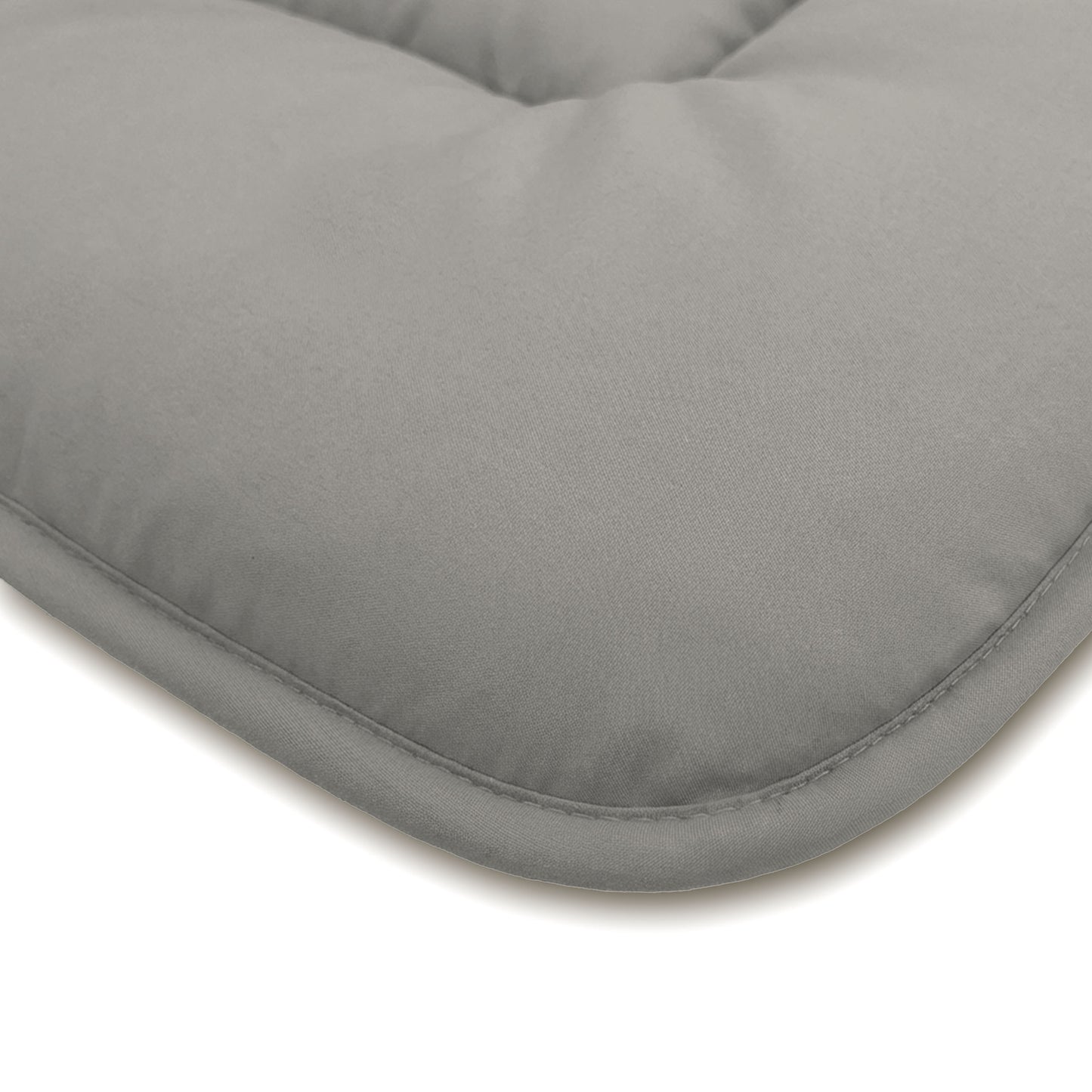 Close-up van het Zelesta Comfort Duo Dekbed in Grijs & Zacht grijs, een grijs rechthoekig kussen met afgeronde hoeken en zichtbare stiksels, ontworpen voor comfort het hele seizoen door dat doet denken aan klassieke dekbedden.