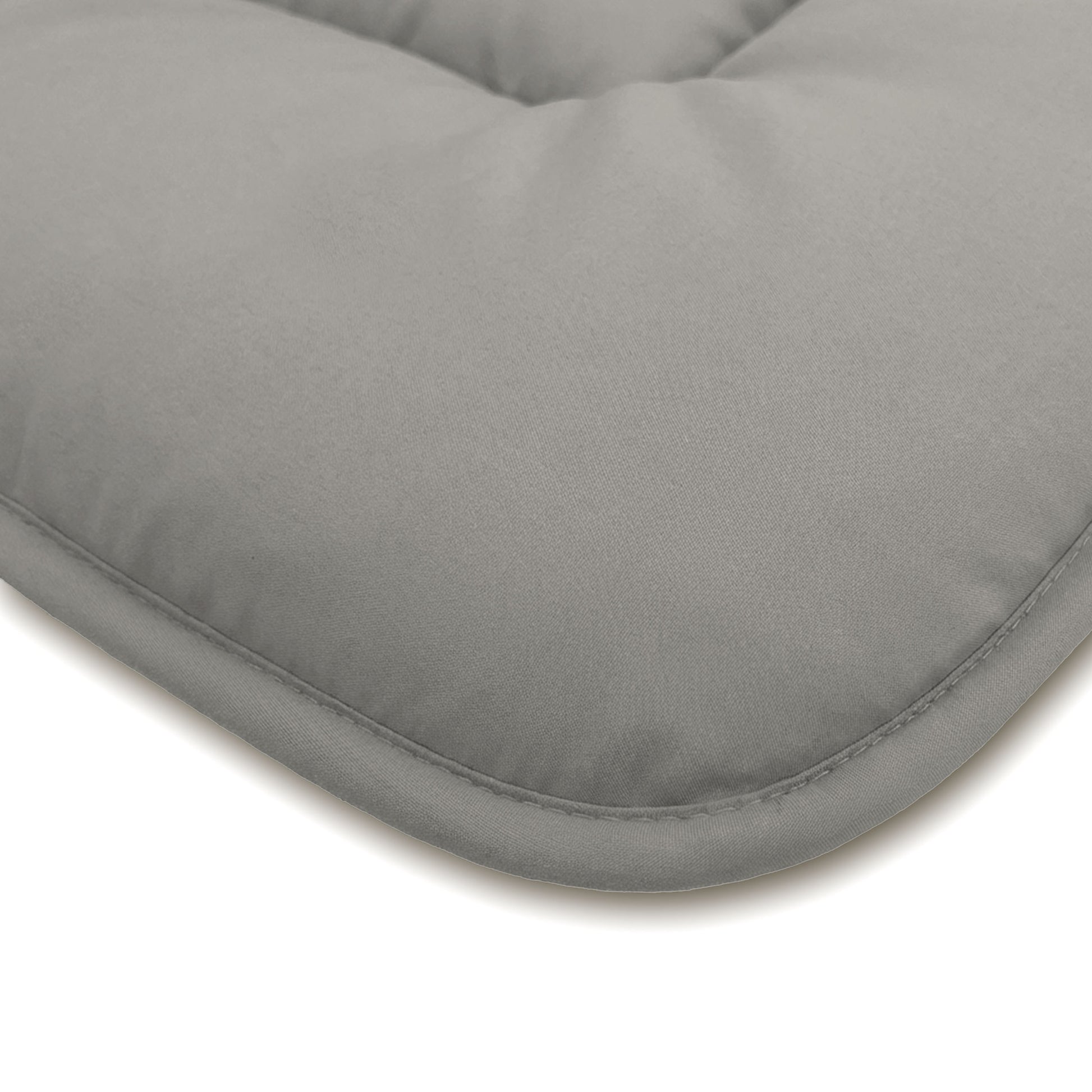 Close-up van het Zelesta Comfort Duo Dekbed in Grijs & Zacht grijs, een grijs rechthoekig kussen met afgeronde hoeken en zichtbare stiksels, ontworpen voor comfort het hele seizoen door dat doet denken aan klassieke dekbedden.