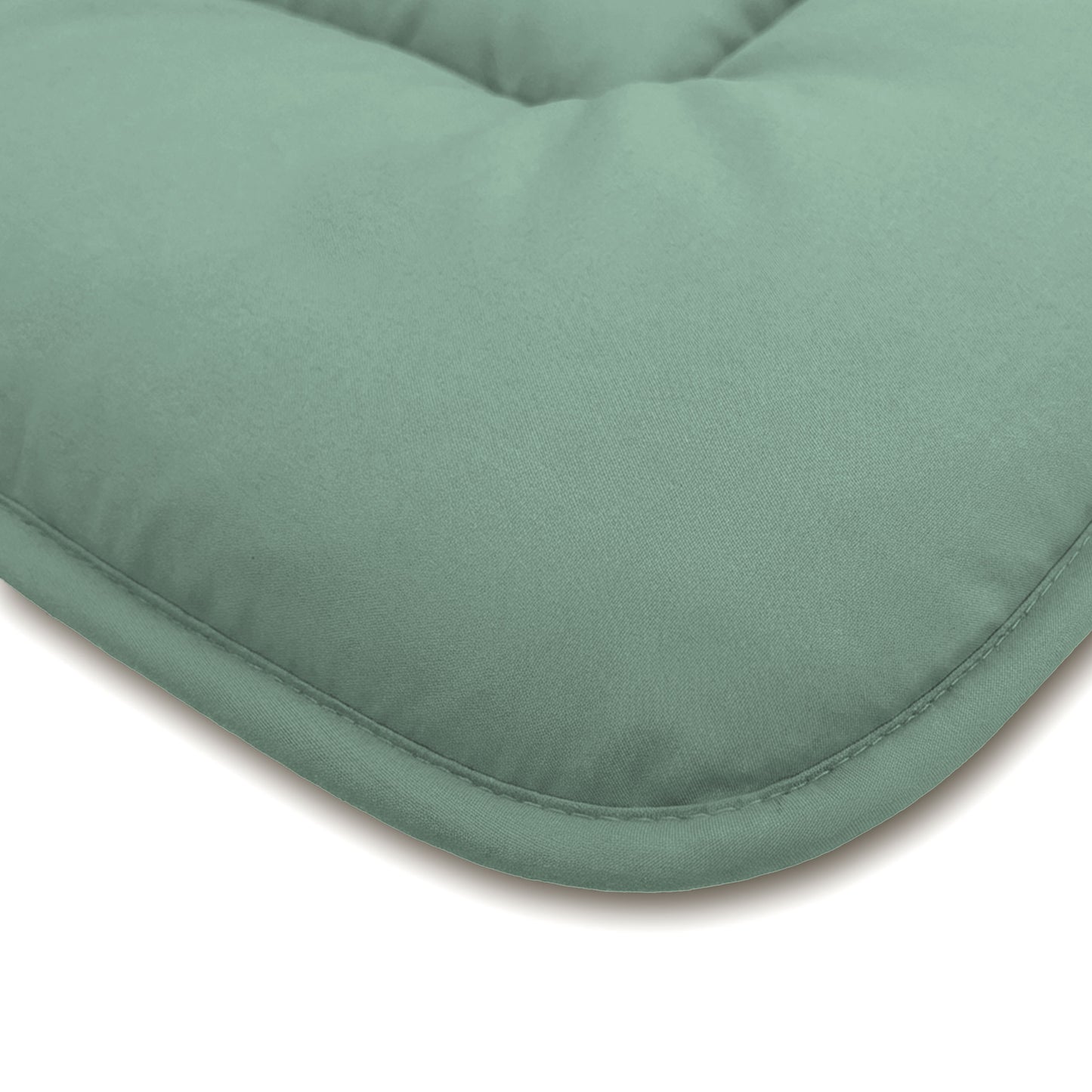 Close-up van een mintgroen, getuft kussen met afgeronde hoeken en zichtbare stiksels - perfect om te combineren met het Zelesta Comfort Duo Dekbed - Mintgroen & Lichtgroen, tegen een witte achtergrond.