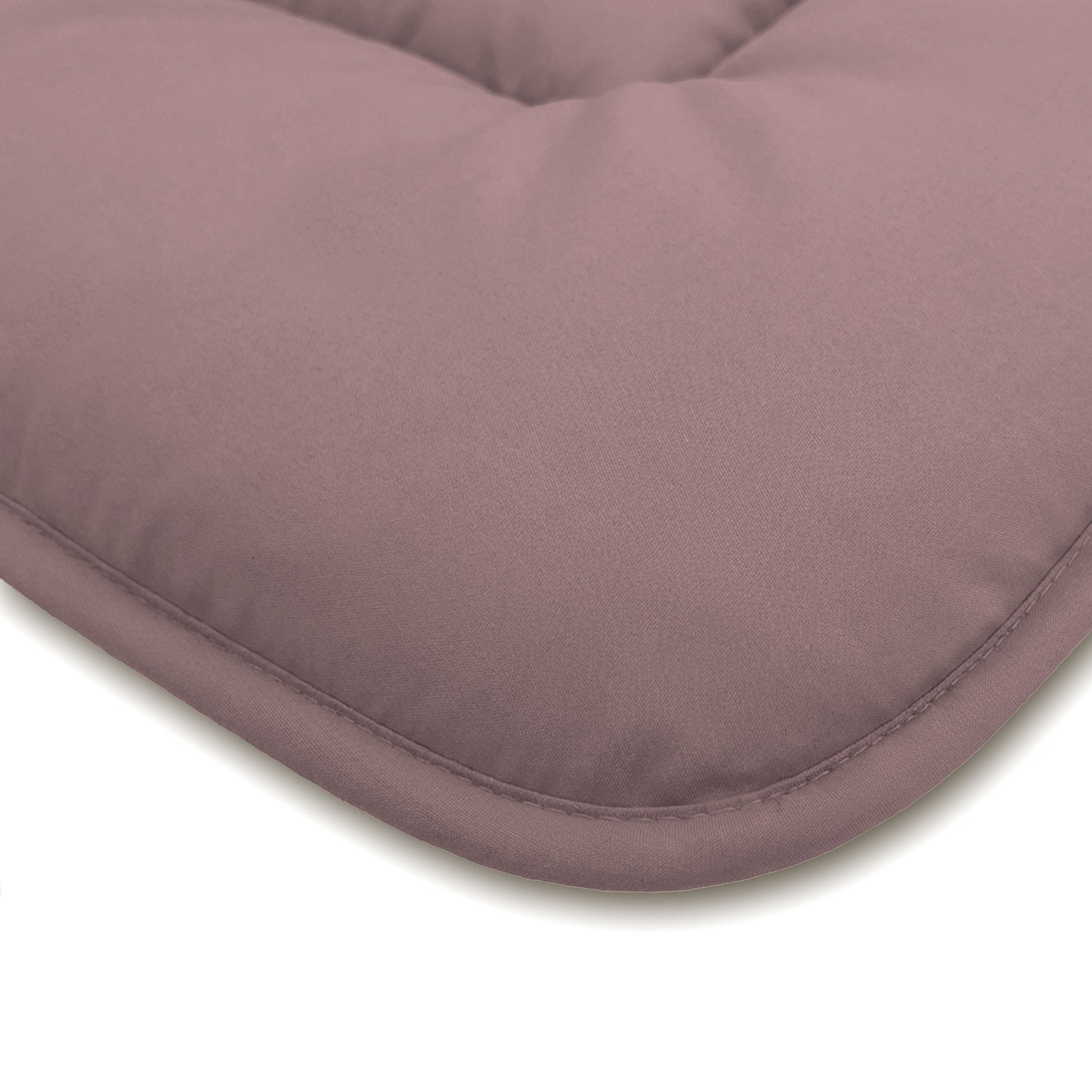 Close-up van het Zelesta Comfort Duo Dekbed in oudroze & lichtroze, met zichtbare stiksels en een zacht, gewatteerd oppervlak voor behaaglijk, het hele seizoen door comfort dat doet denken aan klassieke dekbedden.