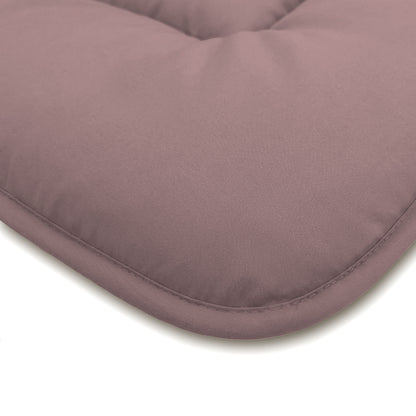 Close-up van het Zelesta Comfort Duo Dekbed in oudroze & lichtroze, met zichtbare stiksels en een zacht, gewatteerd oppervlak voor behaaglijk, het hele seizoen door comfort dat doet denken aan klassieke dekbedden.