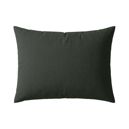 Een set van twee donkergroene Japandibed Katoen Mousseline kussenslopen, met een zachte textuur, wordt weergegeven tegen een effen witte achtergrond - perfect om comfort en Japandi stijl aan je bed toe te voegen.