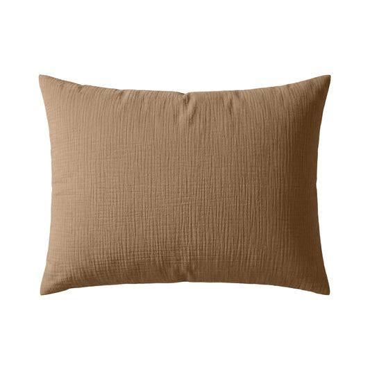 De Japandibed Katoen Mousseline Kussensloop Set van 2 in bruin heeft rechthoekige, lichtbruine kussenslopen gemaakt van superzachte microvezel met een gestructureerde look, afgebeeld tegen een witte achtergrond.