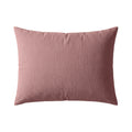 De Japandibed Katoen Mousseline Kussensloop Set van 2 in Oud Roze heeft rechthoekige kussenhoezen met textuur geïnspireerd op de Japandi stijl, afgebeeld op een witte achtergrond.