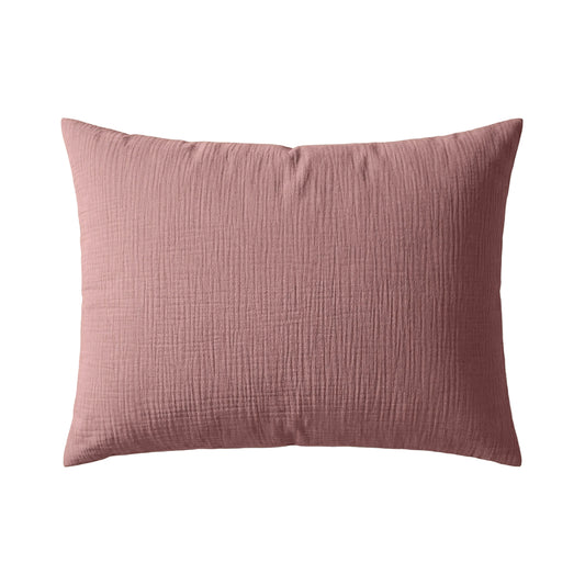 De Japandibed Katoen Mousseline Kussensloop Set van 2 in Oud Roze heeft rechthoekige kussenhoezen met textuur geïnspireerd op de Japandi stijl, afgebeeld op een witte achtergrond.