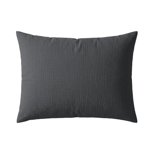 De Japandibed Katoen Mousseline Kussensloop Set van 2 in antraciet, afgebeeld tegen een witte achtergrond, is perfect om comfort en Japandi stijl aan je bed toe te voegen.