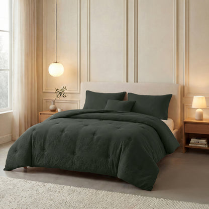 Een netjes opgemaakt bed met de Zelesta Japandibed Katoen Mousseline - Groen, twee grote kussens en een klein kussen staat tussen houten nachtkastjes met lampen in een zacht verlichte, minimalistische slaapkamer.