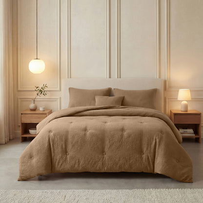 Een keurig opgemaakt bed met de Zelesta Japandibed Katoen Mousseline in bruin, geflankeerd door twee houten nachtkastjes met lampen; links hangt een ronde hanglamp. Crèmekleurige wanden en zachte verlichting maken de serene uitstraling van de kamer compleet.