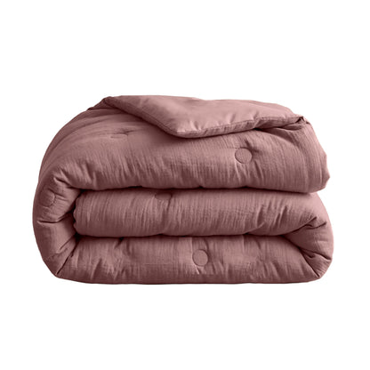 De Zelesta Japandibed Katoen Mousseline - Oud Roze heeft een doorgestikt dessin met zichtbare stiksels, gemaakt van zacht mousseline katoen en is gevouwen afgebeeld tegen een effen witte achtergrond.