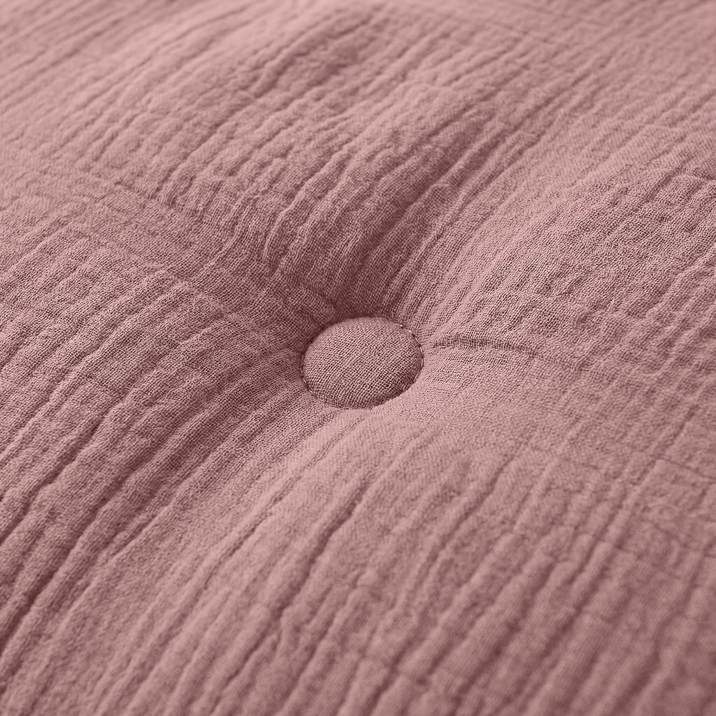 Close-up van het Zelesta Japandibed Katoen Mousseline - Old Pink kussen, met een gestructureerde mauve tint, centrale knoopjes en zacht mousseline katoen - perfect als aanvulling op elke Japandibed stijl.