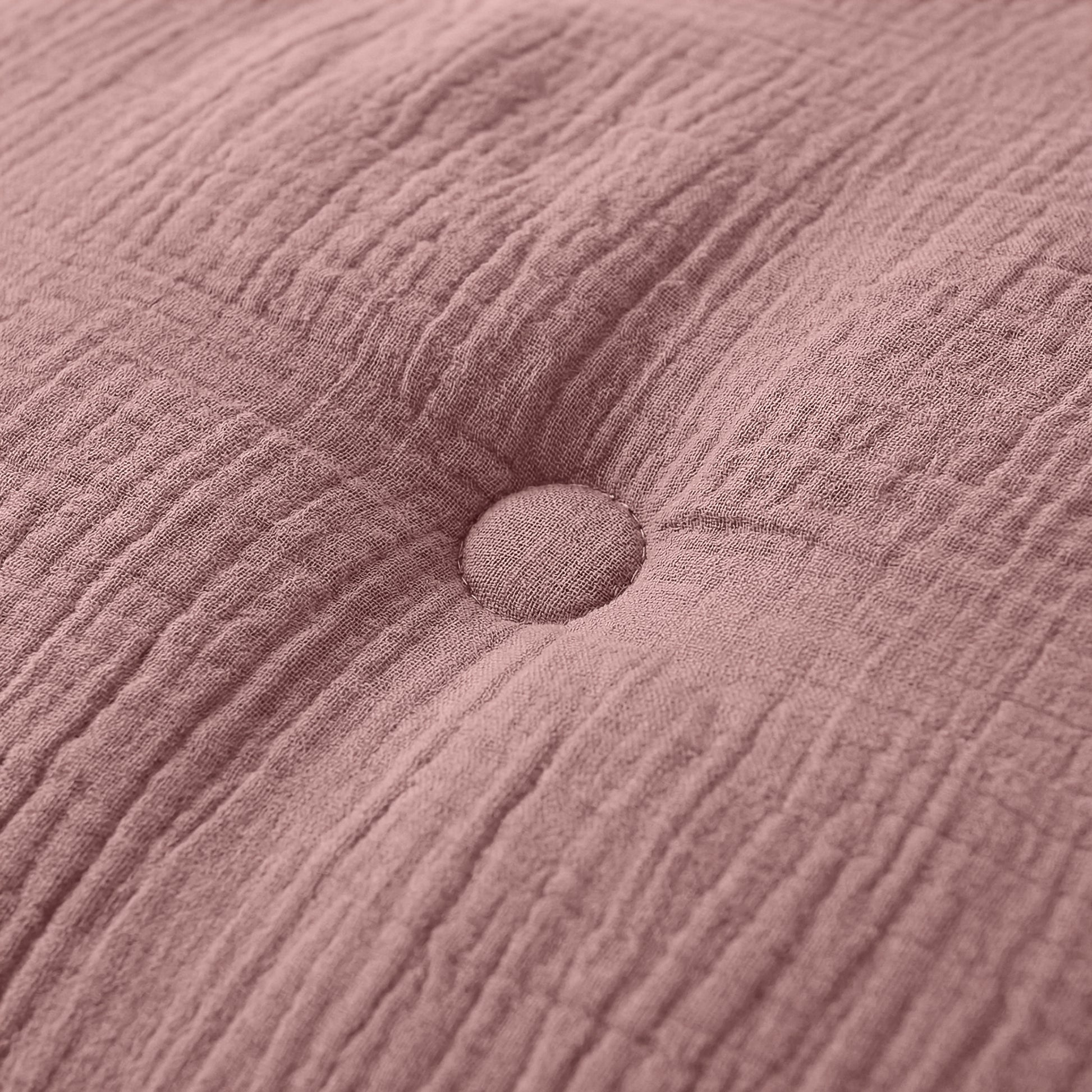 Close-up van het Zelesta Japandibed Katoen Mousseline - Old Pink kussen, met een gestructureerde mauve tint, centrale knoopjes en zacht mousseline katoen - perfect als aanvulling op elke Japandibed stijl.