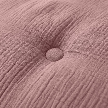 Close-up van het Zelesta Japandibed Katoen Mousseline - Old Pink kussen, met een gestructureerde mauve tint, centrale knoopjes en zacht mousseline katoen - perfect als aanvulling op elke Japandibed stijl.
