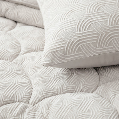 Close-up van Zelesta Flanel Luxe - Crèmekussen en doorgestikt beddengoed met een verhoogd geometrisch patroon in lichtbeige, dat het ultrazachte comfort biedt van een microvezel dekbed.
