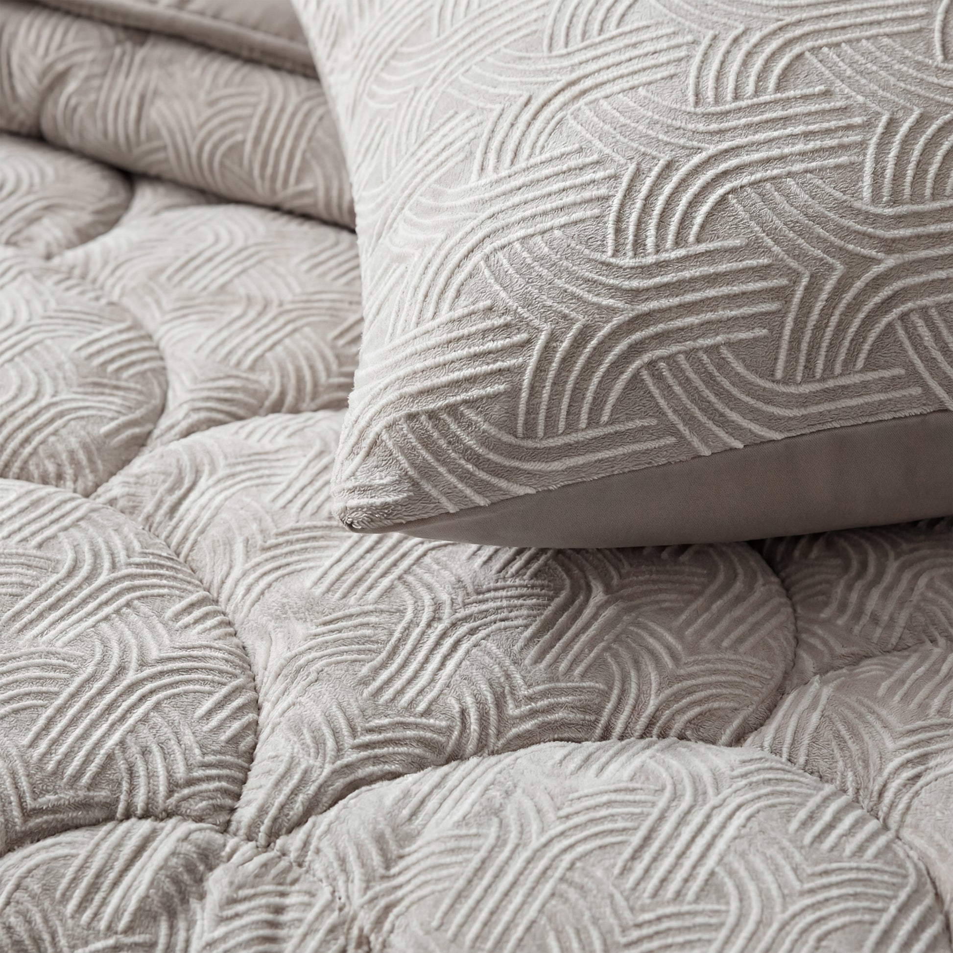 Close-up van de Zelesta Flanel Art Kussenslopen set van 2 in taupe & grijs, met zachte flanellen stof met een doorgestikt geometrisch patroon, luxe rits en onderhoudsvriendelijk - machinewasbaar voor eenvoudig onderhoud.